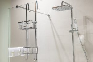 Basta forare le pareti della doccia. IdeArredoBagno ha pensato ad una serie di complementi portaoggetti da doccia che evitano i fori a parete. Con oggetti dal design unico