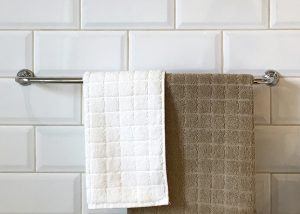 Il porta asciugamano a parete è un accessorio funzionale ed elegante, da scegliere con cura per i propri clienti.